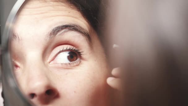 Mujer Joven Arranca Pelo Las Cejas Mira Espejo Primer Plano — Vídeos de Stock