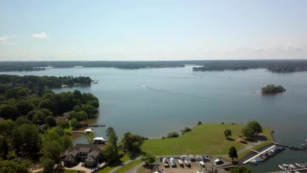 ノーマン湖 ノーマン湖 ノーマン湖 ノースカロライナ州上空を空中高射砲が移動 — ストック動画