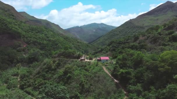 Overdag Drone Vlucht Geïsoleerd Huis Gelegen Een Bosrijke Omgeving Laguneta — Stockvideo