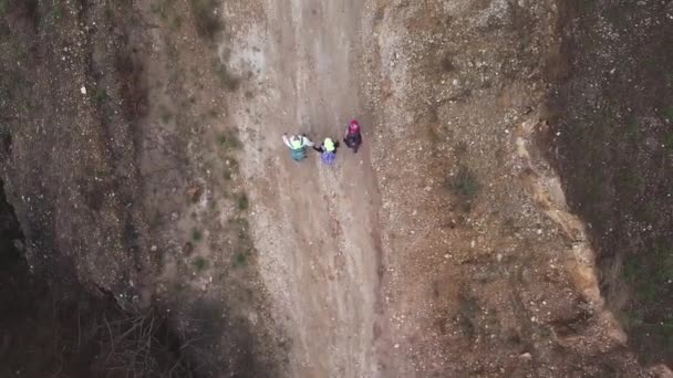 Vista Los Dioses Los Excursionistas Carretera Rural Quiripital Inclinándose Hasta — Vídeo de stock