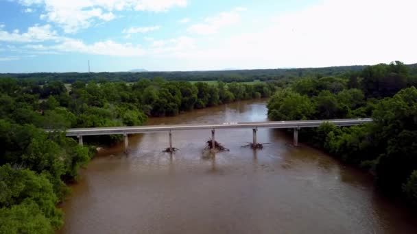 Rio Yadkin Aéreo Com Shallowford Road Bridge Fundo — Vídeo de Stock