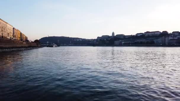 Nízký Úhel Záběru Budapešti Dunaje — Stock video