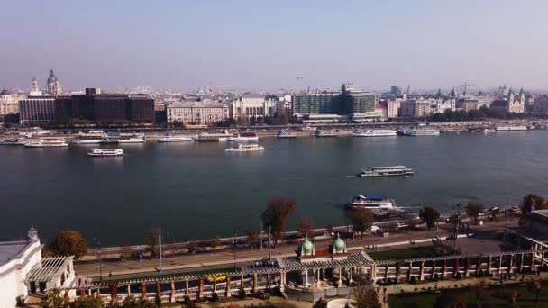 Budapestin Taivaanrantaan Ylhäältä Kaunis Ilmakuva Budapestin Keskustasta Tonavan Liikenteestä — kuvapankkivideo
