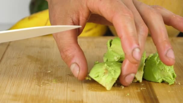 Yavaş Çekim Makro Avokado Hazırlığı Eller Avokado Çeyrekliklerini Eşit Doğramak — Stok video