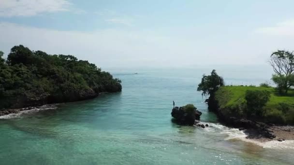 Jeune Homme Tient Sur Bord Une Petite Falaise Regardant Vers — Video