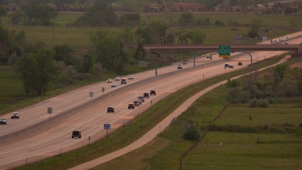 在科罗拉多州丹佛与科罗拉多州博尔德之间的Us36高速公路上行驶的汽车 — 图库视频影像