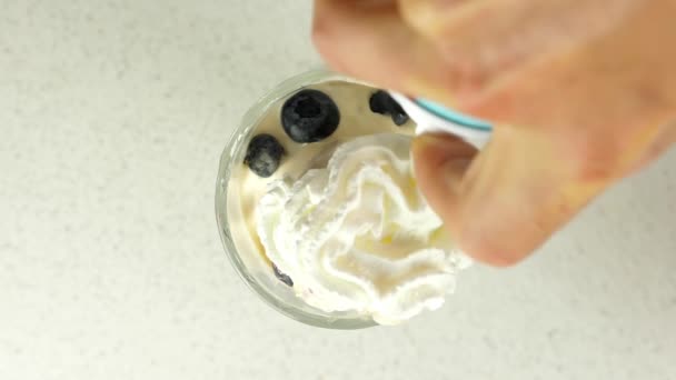 Condimento Dessert Con Panna Scatola Una Fragola Fresca — Video Stock