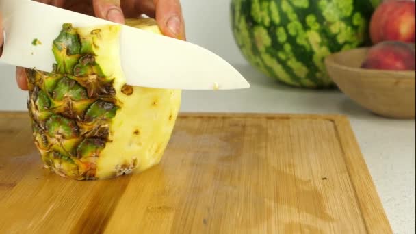 Stahování Ananasu Ostrým Keramickým Nožem — Stock video
