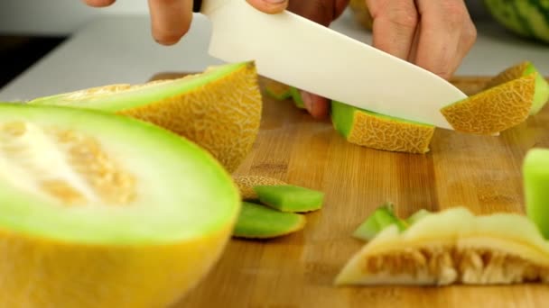Krojenie Melona Galii Kawałki Przy Użyciu Ceramicznego Noża Desce Krojenia — Wideo stockowe