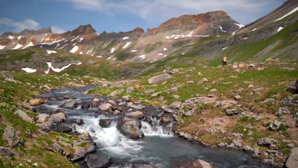 Wanita Hiking Dekat Sungai Dataran Tinggi Colorado — Stok Video