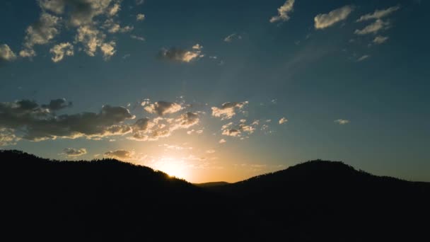 Luchtfoto Parallax Van Zonsondergang Achter Silhouetted Bergen Black Hills South — Stockvideo