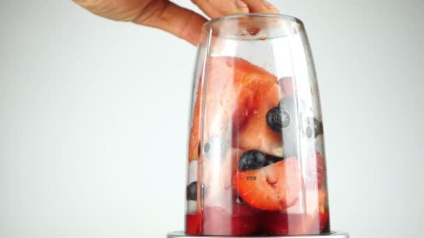 Κόκκινα Φρούτα Και Μούρα Στο Μπλέντερ Έτοιμα Για Ένα Υγιεινό — Αρχείο Βίντεο