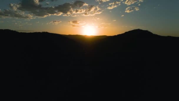 ブラックヒルズの日没の空中パンニング右ショット シルエットの山をフィーチャー — ストック動画
