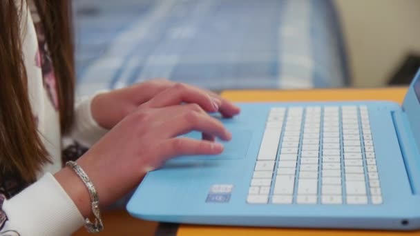 Close Young Girls Hands She Uses Trackpad Laptop Her Bedroom — Stock Video