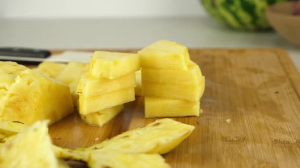 Schieberegler Von Erstaunlich Aussehenden Ananasscheiben Gerade Gehackt Messer Hintergrund — Stockvideo