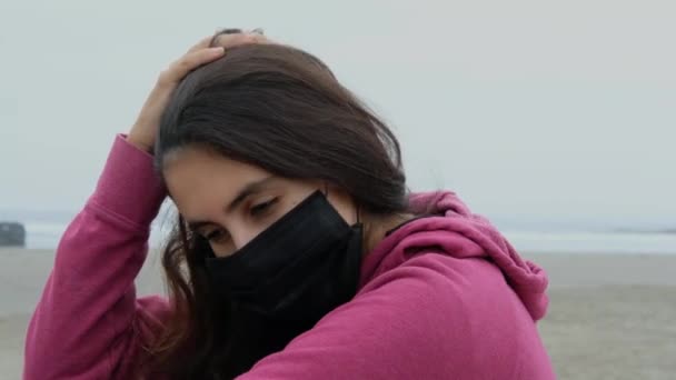 Portræt Trist Pige Deprimeret Angst Ansigtsmaske Covid Concpet Udendørs Stranden – Stock-video