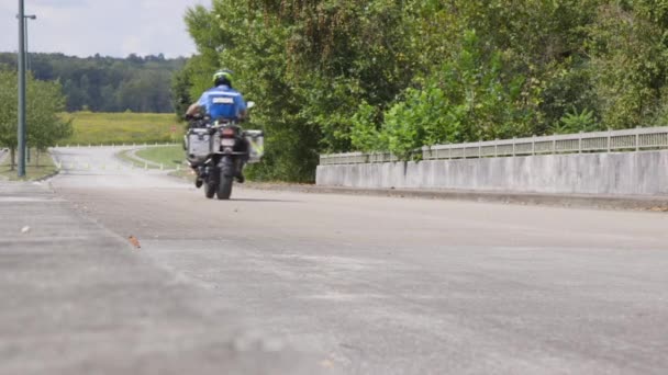 Motocicleta Plomo Una Serie Bicicletas Tándem Pasan Por Delante Cámara — Vídeos de Stock