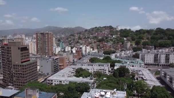 白天空中飞越委内瑞拉首都加拉加斯市中心 看到城市的天际线和更远的山脉 — 图库视频影像