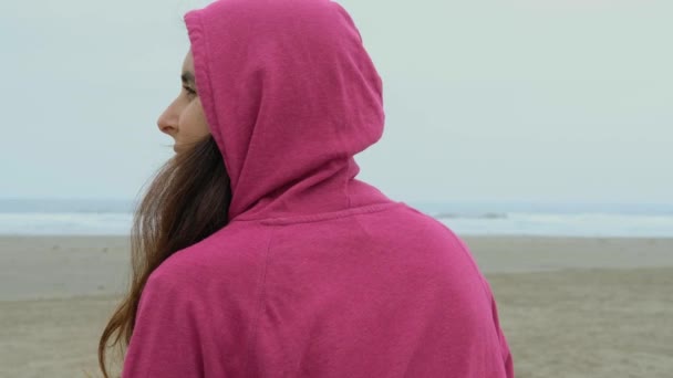 Девушка Пляже Вид Сзади Профиль Молодая Женщина Сидит Пляже Смотрит — стоковое видео