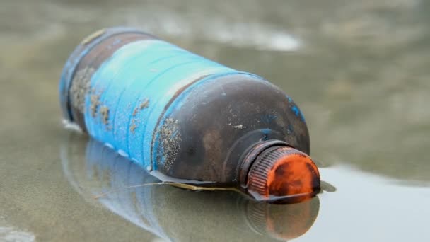 Bottiglia Plastica Galleggiante Sull Acqua Inquinamento Delle Spiagge Contaminazione Ambientale — Video Stock