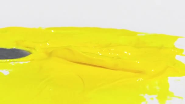 Parlak Güneş Sarısı Boya Beyaz Bir Kağıdın Yüzeyine Yayılır — Stok video