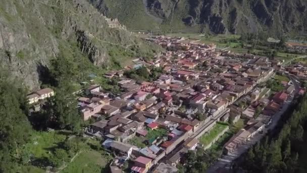 Ollantaytambo Perú Aerial Drone Aproximación Ciudad Inclinada Hacia Abajo — Vídeos de Stock