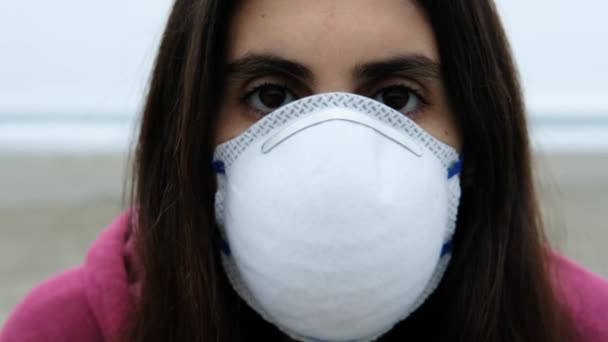 Koruyucu Tıbbi Maskeli Sıradan Esmer Bir Genç Kadının Portresi Sahildeki — Stok video