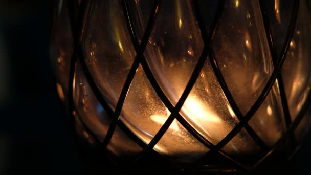 Laterne Mit Kerze Der Dunklen Nacht Dekoratives Kerzenlicht Glaslampe Mit — Stockvideo