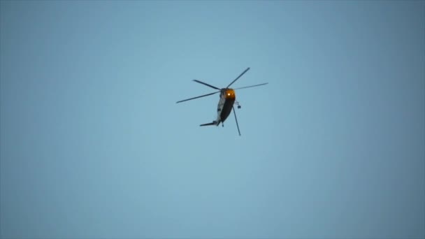 Helicóptero Extinción Incendios Vuela Bajo Busca Agua Para Los Incendios — Vídeos de Stock