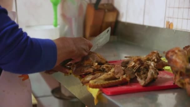 高齢のペルー人女性は キッチンカウンターでアヒル全体をよりきれいに切り刻みました 腕と手だけのショットを閉じます — ストック動画