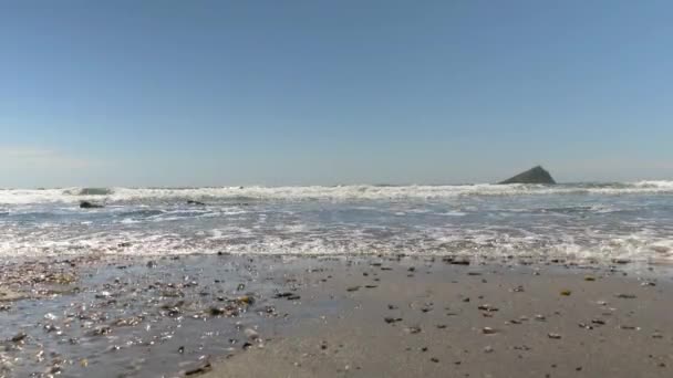 Ngiliz Sahilindeki Dalgaların Görüntüsü Yazın Güneşli Bir Gün Gökyüzü Mavi — Stok video