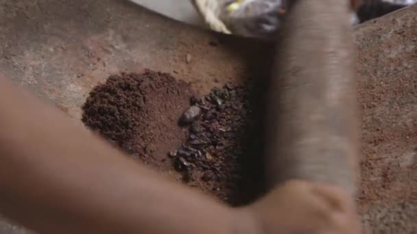 Menggiling Biji Kakao Menggunakan Rolling Pin Dan Permukaan Batu Untuk — Stok Video