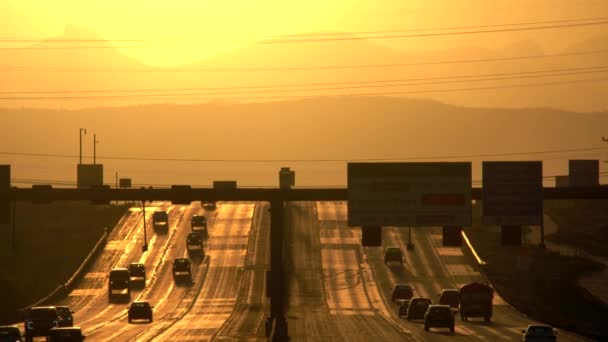 Κυκλοφορία Στον Αυτοκινητόδρομο Us36 Την Ώρα Του Ηλιοβασιλέματος — Αρχείο Βίντεο