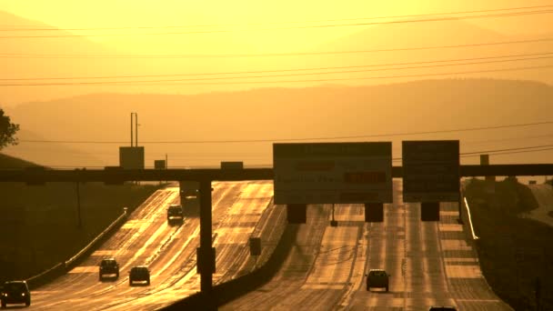 Günbatımında Us36 Otoyolunda Trafik Akışı — Stok video