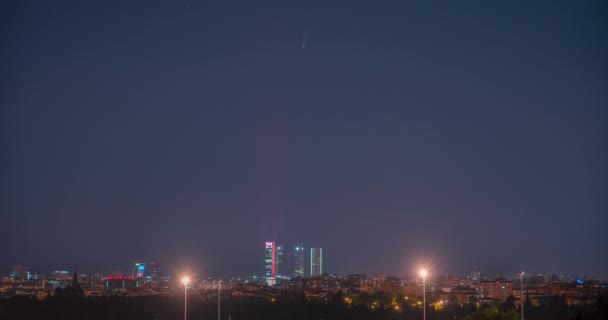 Skyline Della Cometa Neowise Madrid Quattro Torri Zona Business Notte — Video Stock