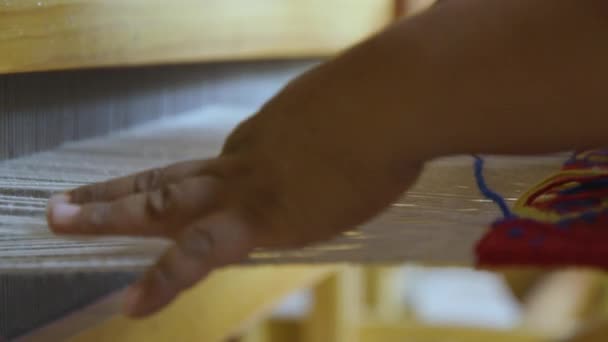 织锦织女在织布机上织蓝羊毛以织造出织锦的女人她的手在慢动作中的特写 — 图库视频影像