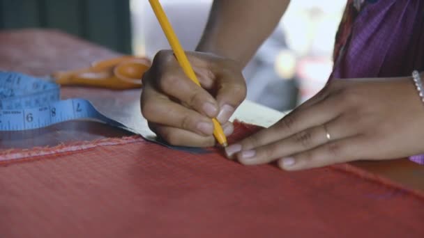 Kobieta Szkicująca Projekt Kawałku Materiału Przymknij Jej Ręce Długopis Tle — Wideo stockowe