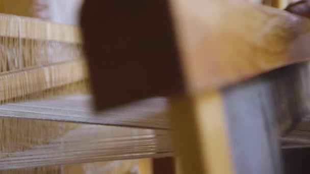 Жіночі Руки Використовують Ткацький Верстат Створення Гобеленів Вона Плете Червону — стокове відео