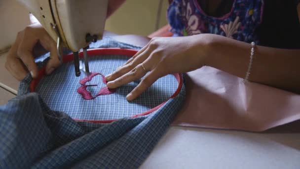 Молода Жінка Користуючись Швейною Машинкою Вишивала Квітку Традиційному Фартусі Який — стокове відео