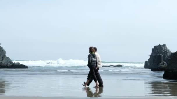 Pareja Caminando Playa Con Máscara Facial Pareja Enamorada Caminando Besándose — Vídeos de Stock