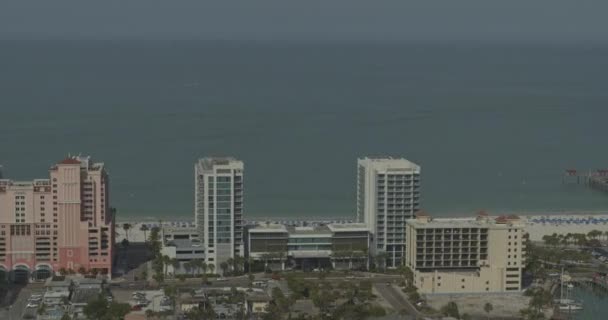 Clearwater Florida Aerial Izquierda Derecha Pan Largo Costa Aguas Cristalinas — Vídeo de stock