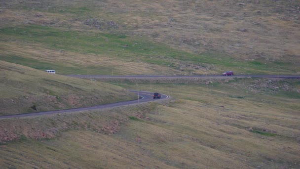 Auto Fährt Auf Hochgebirgsstraße Colorado — Stockvideo