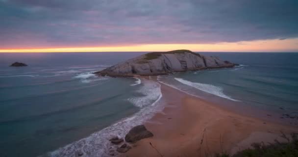 スペインのカンタブリア州サンタンデールで日没の間のコバコス島とビーチ — ストック動画