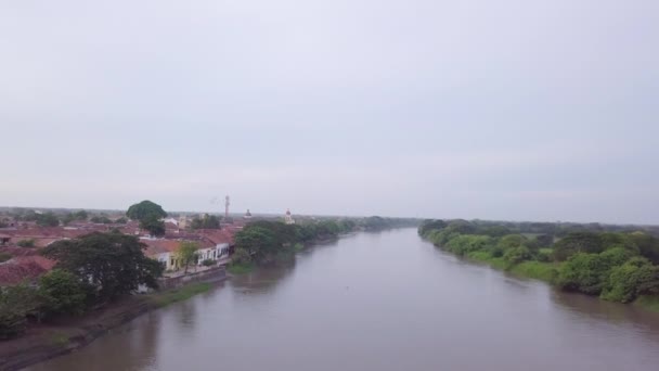 Santa Cruz Mompox Colombia Aereo Drone Sorvolano Fiume Magdalena Oltrepassando — Video Stock