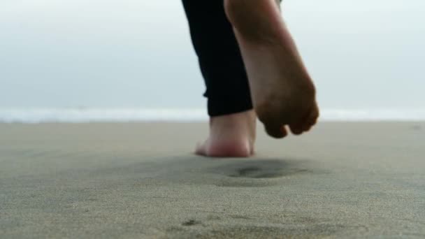 Hembra Desenfocada Alejándose Pie Mujer Caminando Sobre Arena Silueta Mujer — Vídeos de Stock