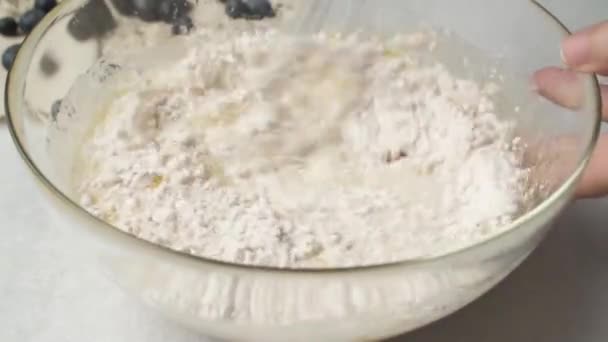 Випічка Інгредієнти Які Збиваються Скляній Мисці Приготування Їжі — стокове відео