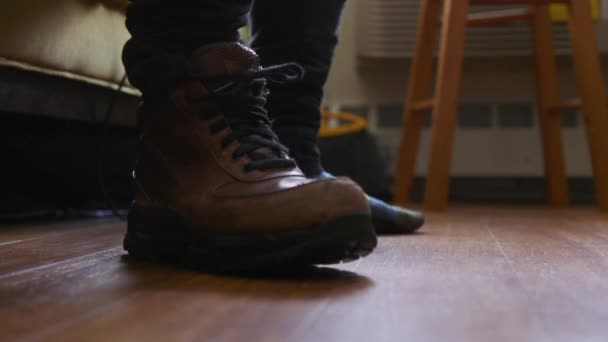 Hombre Poniéndose Par Botas Cuero Atando Los Cordones Los Zapatos — Vídeos de Stock