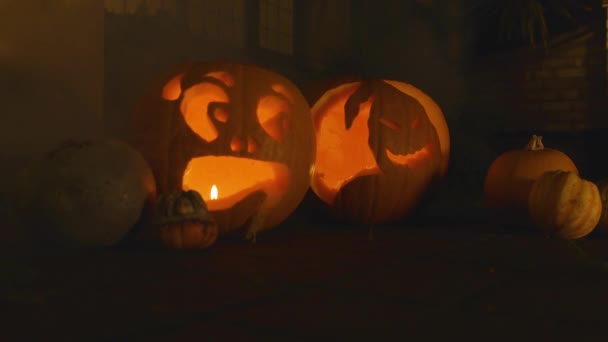 Calabazas Talladas Fuera Parte Delantera Una Casa Halloween Con Humo — Vídeos de Stock