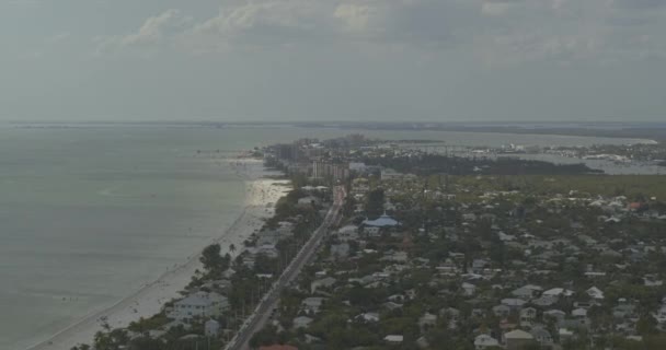 フォートマイヤーズビーチフロリダ州海岸線コミュニティの空中V4劇的な高角度プルアウト Dji Inspire 2020年3月 — ストック動画