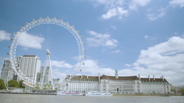 London Eye Millenium Wheel Landmark Turning While Boats Pass River — Vídeo de stock